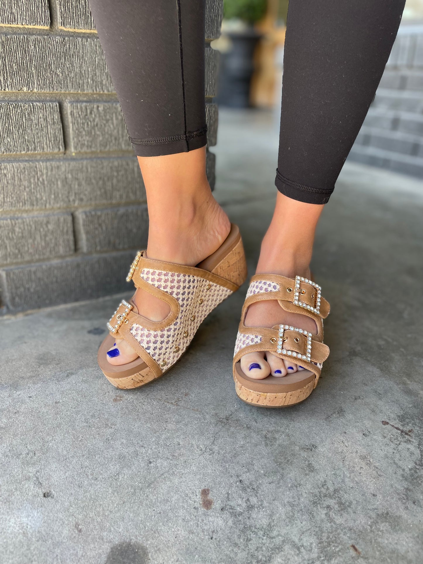 MAIN SQUEEZE WEDGE SANDALS