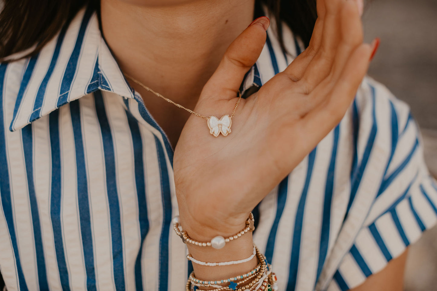 KENDRA SCOTT HALEY BOW SHORT PENDANT NECKLACE