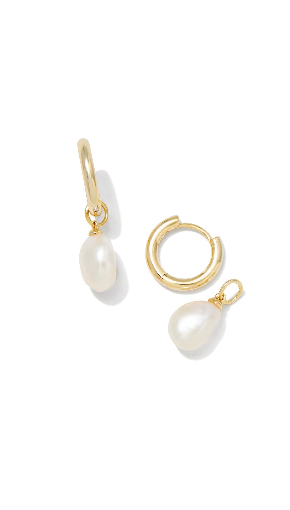KENDRA SCOTT WILLA PEARL HUGGIE EARRINGS