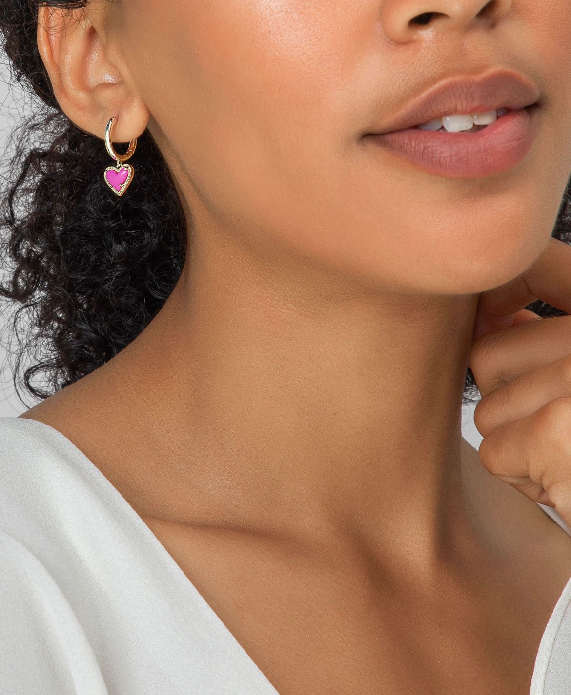 KENDRA SCOTT ARI HEART HUGGIE EARRINGS