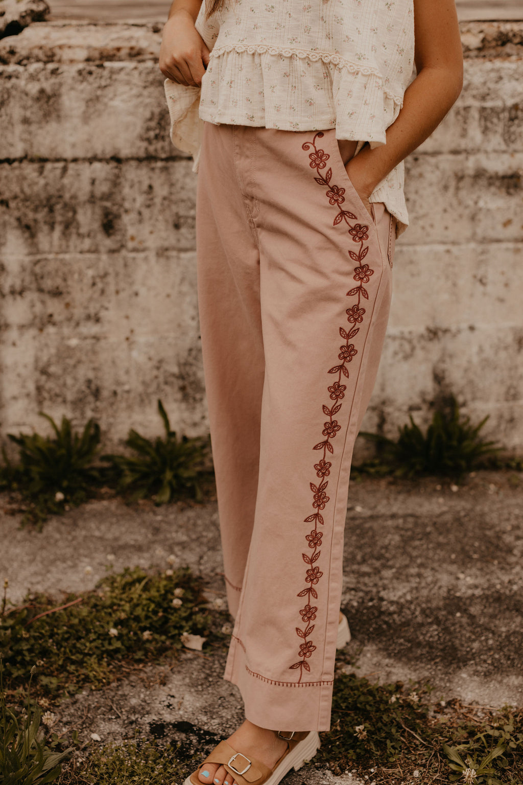 EMBROIDERED COLORED JEANS