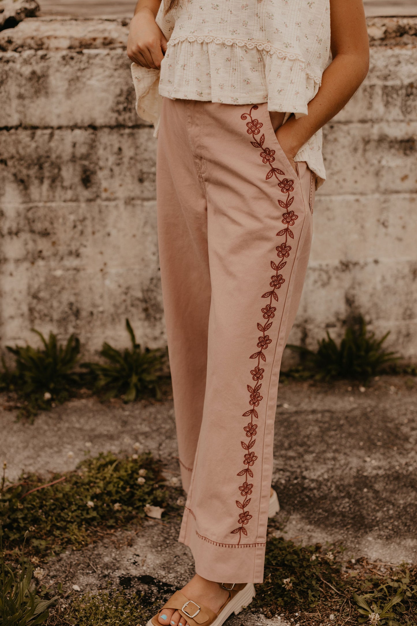 EMBROIDERED COLORED JEANS