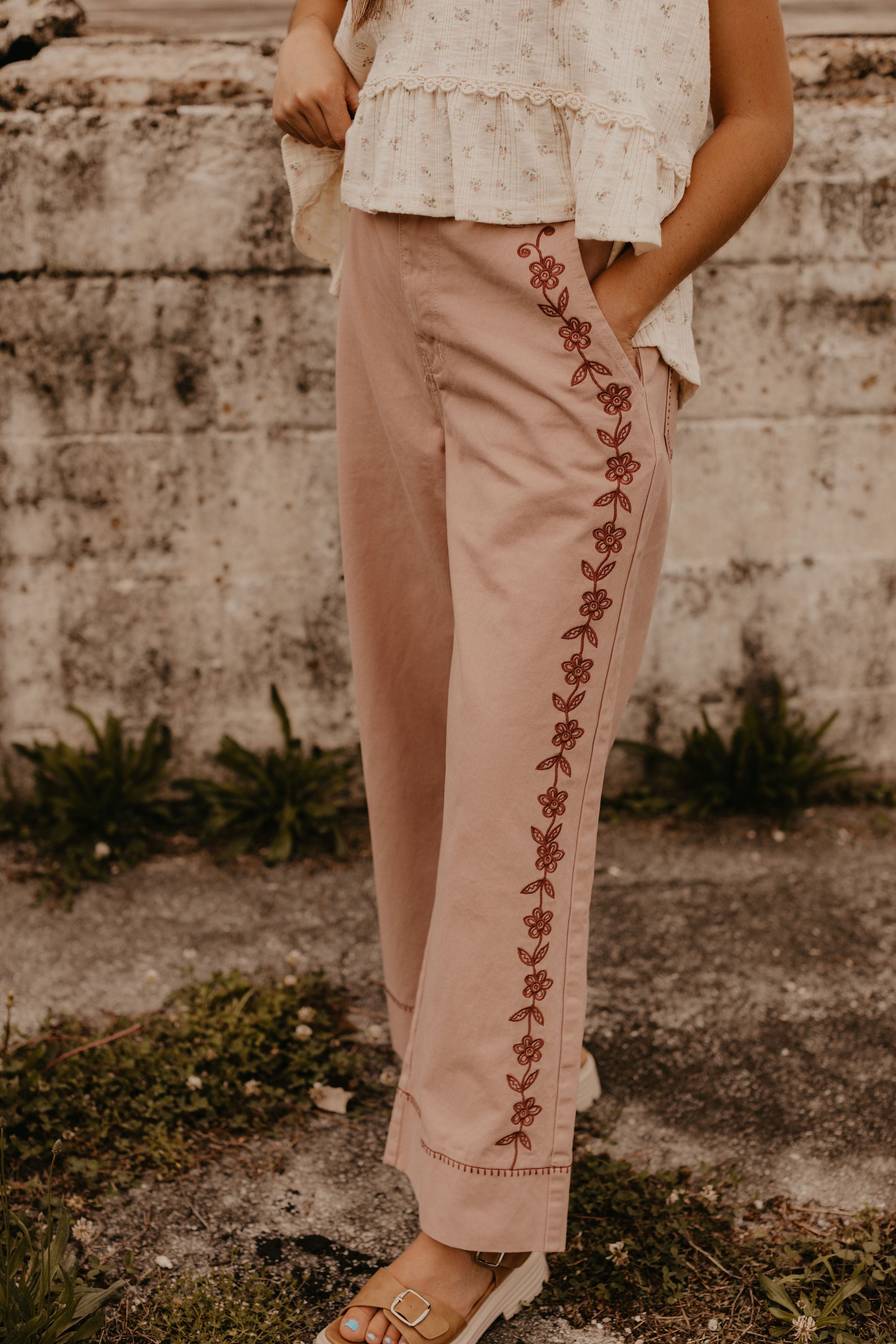 EMBROIDERED COLORED JEANS