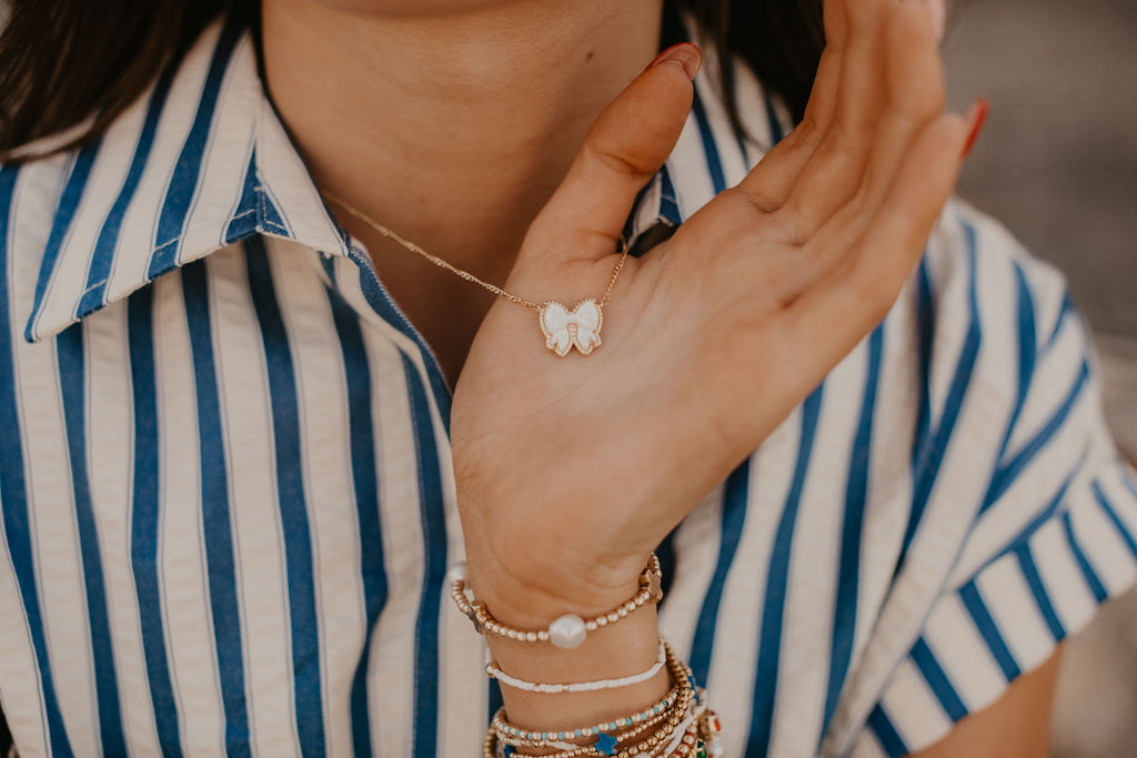 KENDRA SCOTT HALEY BOW SHORT PENDANT NECKLACE